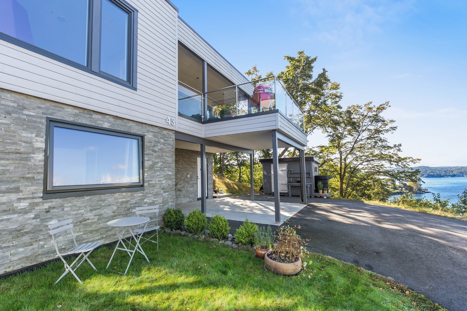 Pen grunnmur med lekre fasadestein som gir ett moderne og stilrent uttrykk Galleribilde