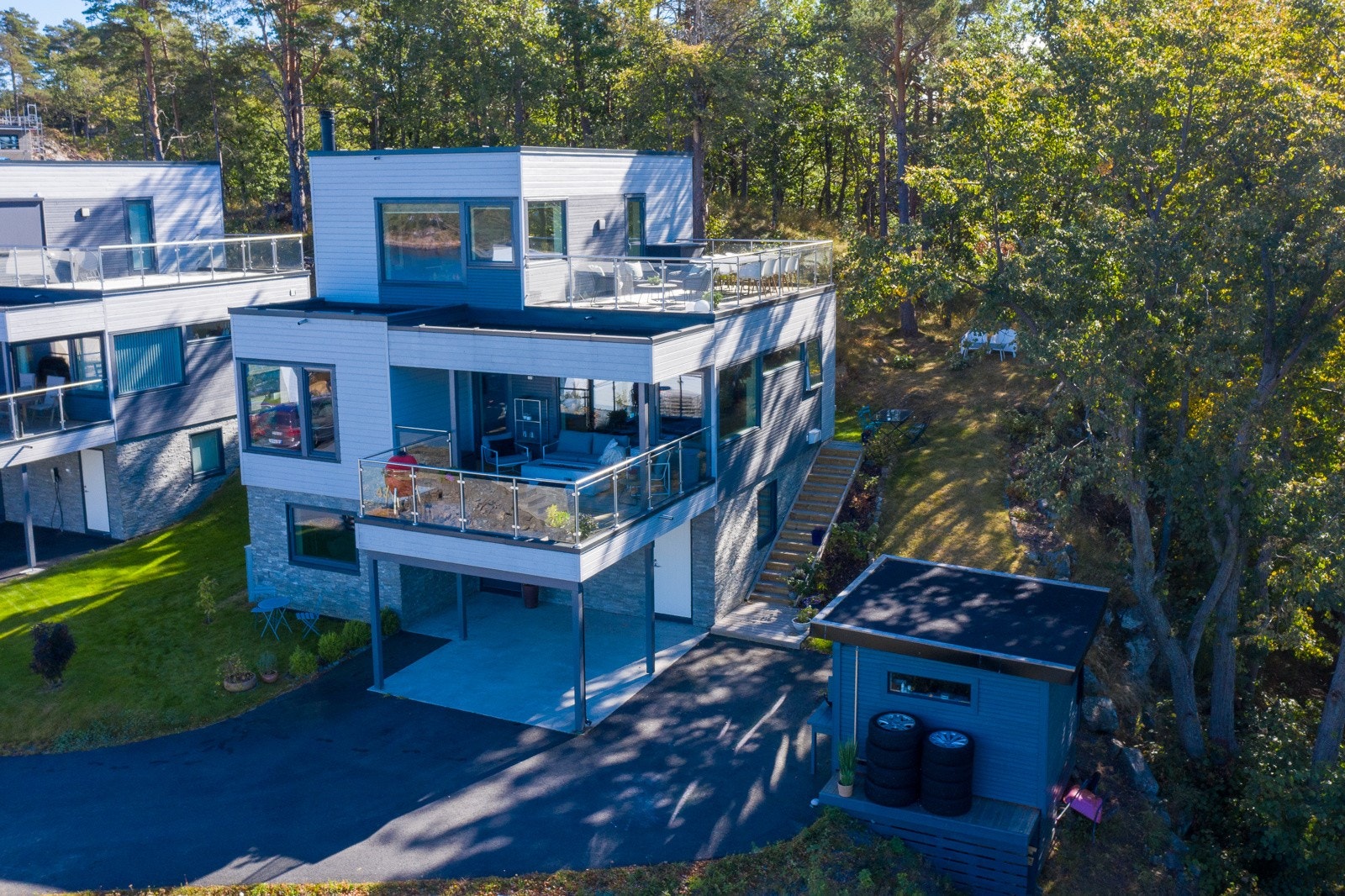 Moderne bolig helt i enden og ingen gjennomgangstrafikk Galleribilde