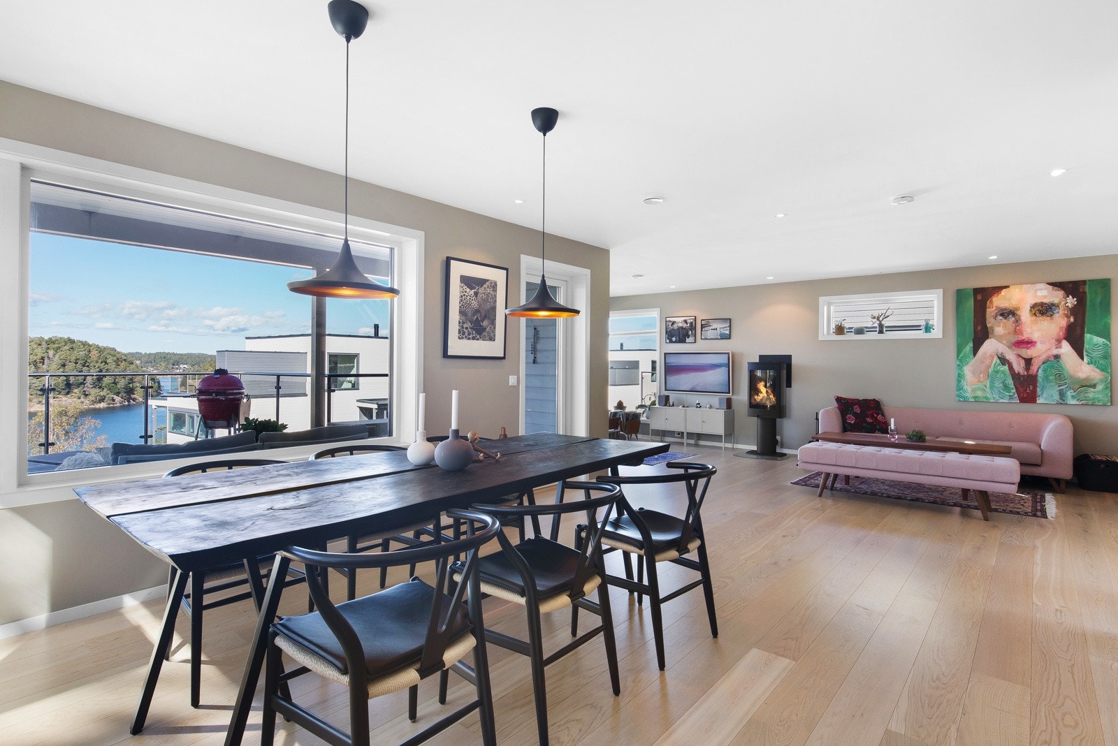 Den åpne løsningen gir hele etasjen en luftig med samtitig lun opplevelse Galleribilde