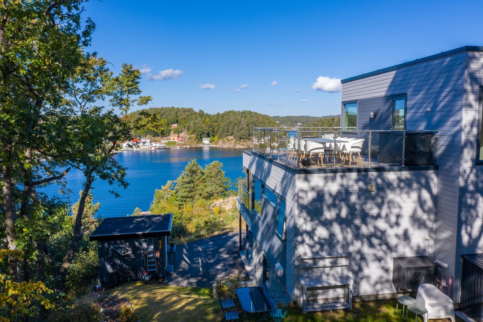 Boligen ligger godt i le uten at dette går ut over utsikten Galleribilde