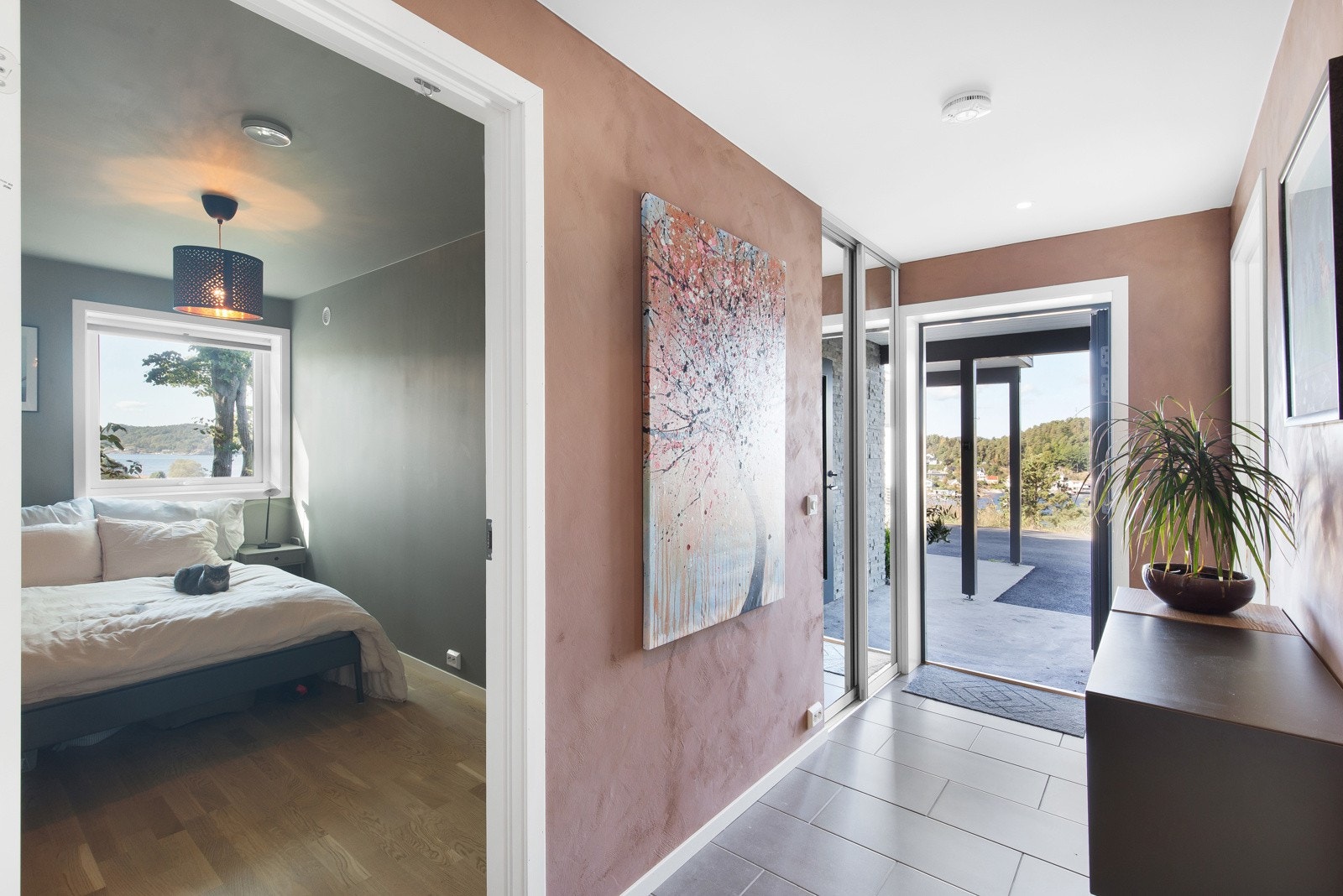 Man går tørrskodd fra parkering under tak og inn i gangen Galleribilde