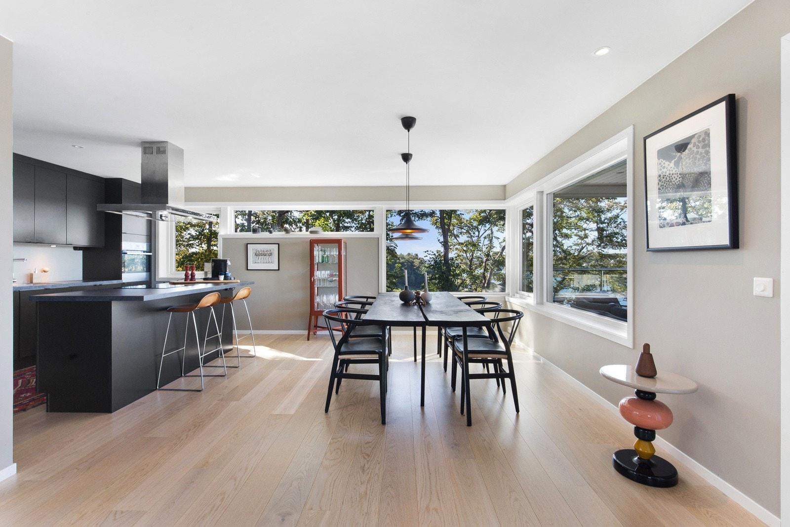 Det pene kjøkkenet med åpen løsning er midtpunktet i rommet Galleribilde