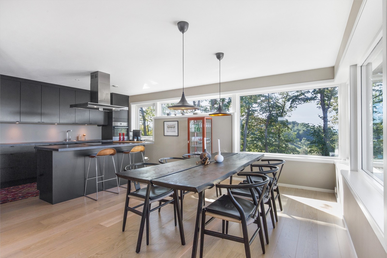 Her kan man lage mat mens gjestene koser seg ved spisebordet Galleribilde