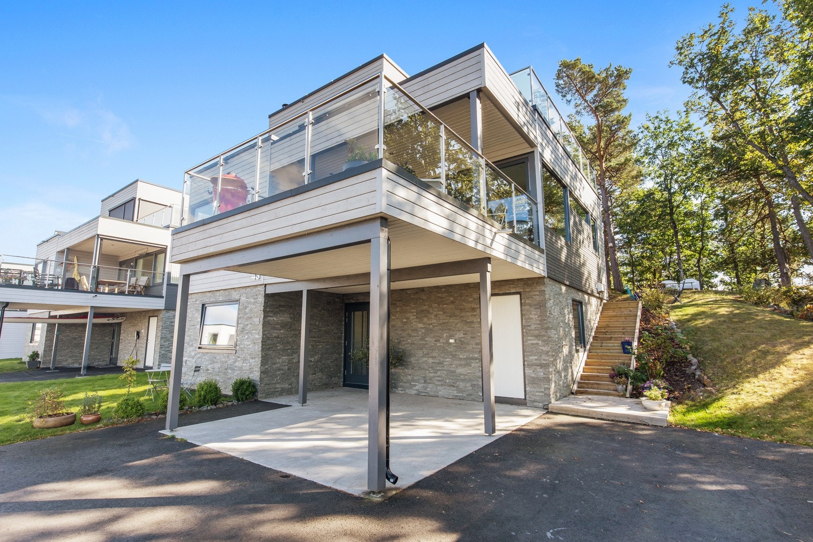 God plass til bil under tak Galleribilde