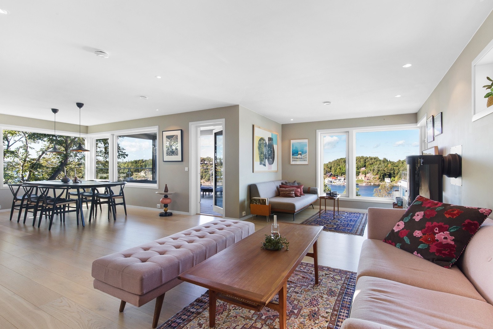 Hele denne etasjen henger godt sammen og har en størrelse hvor det er naturlig å dele inn i ulike seksjoner. Galleribilde