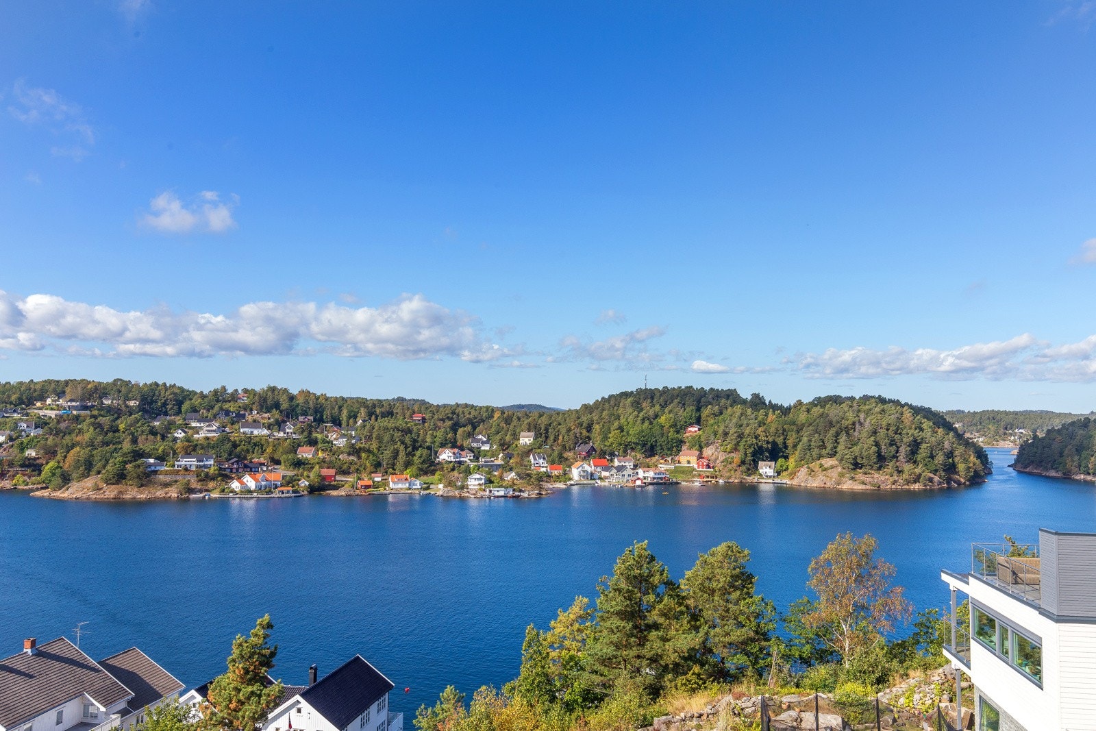 Fra boligen er det en kort spasertur ned til flott badestrand Galleribilde
