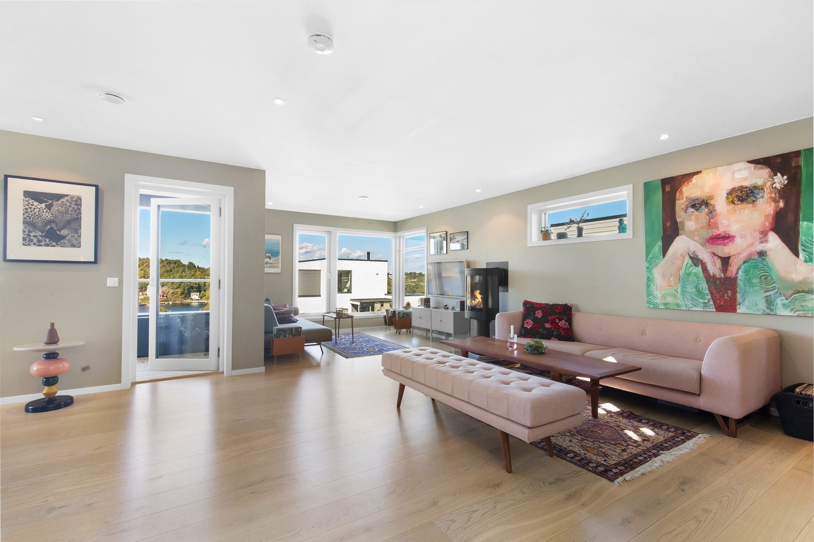 Dør ut til nydelig veranda med glassrekke. Her kan den lange kvedssolen nytes Galleribilde