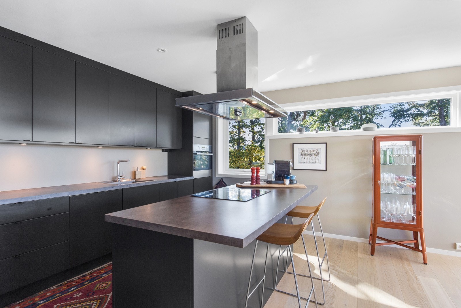 Stor øy med mulighet for å innta de mindre måltidene Galleribilde