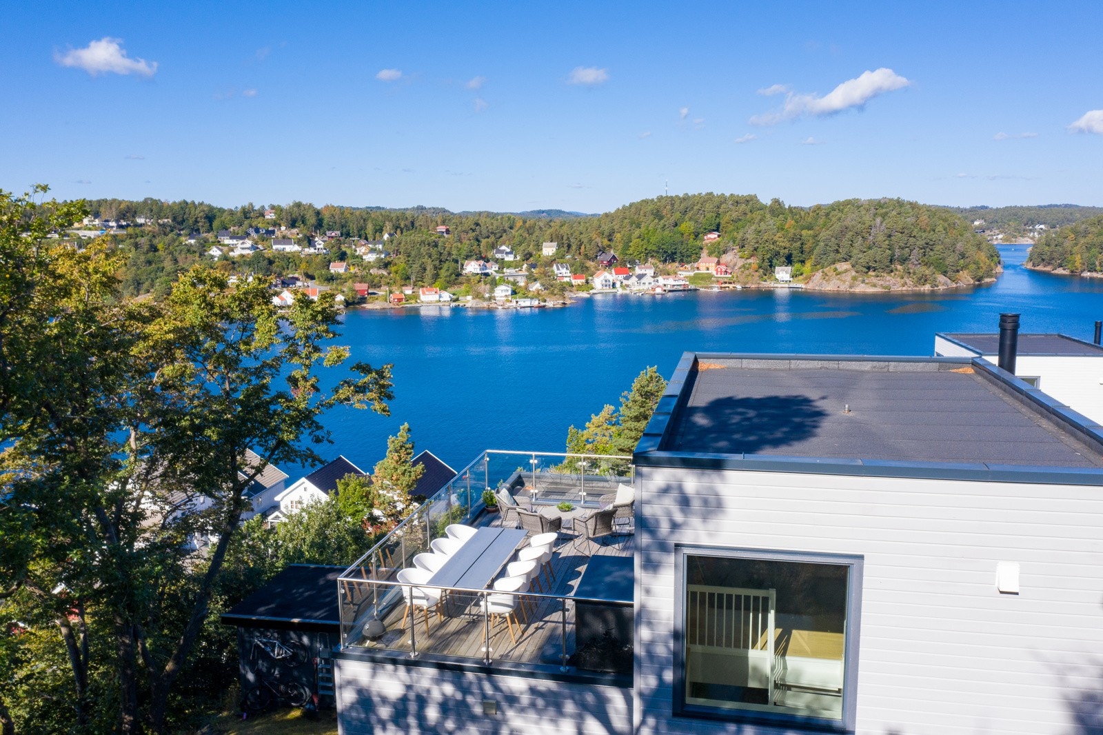 Det som gjør denne beliggenheten kanskje til den beste på feltet er at den ligger noe tilbaketrukken og i le samtidig som utsikt og solforhold er ivaretatt Galleribilde