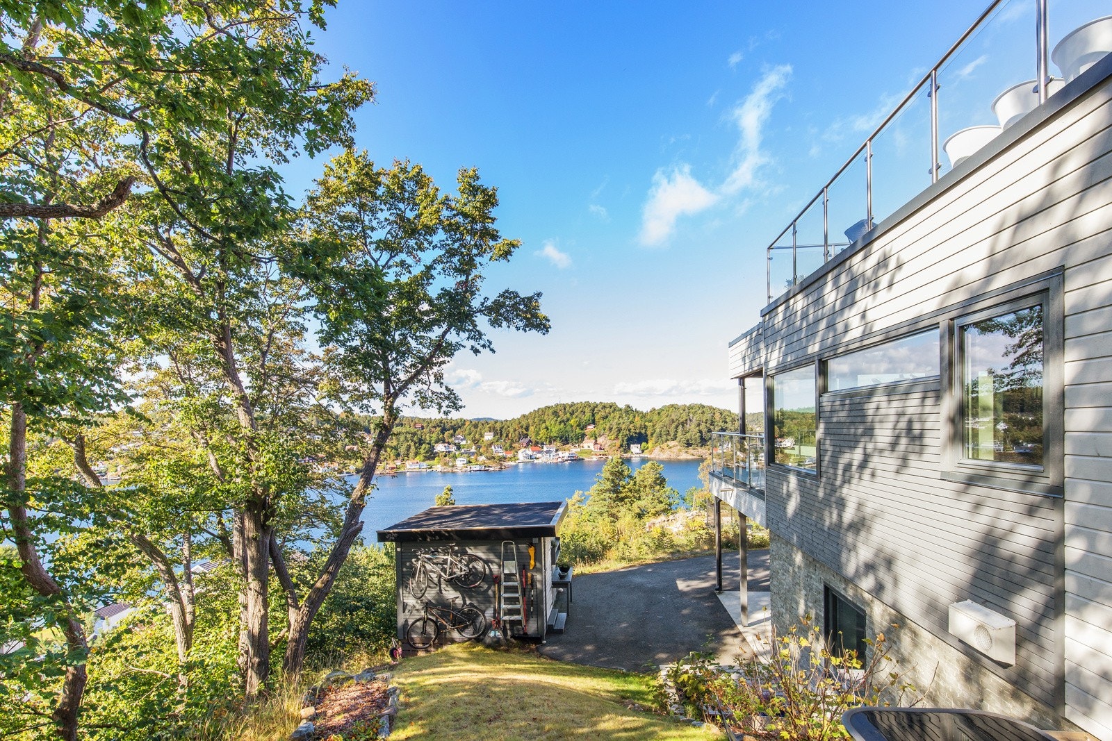 Frittliggende isolert bod til lagring eller hobby Galleribilde