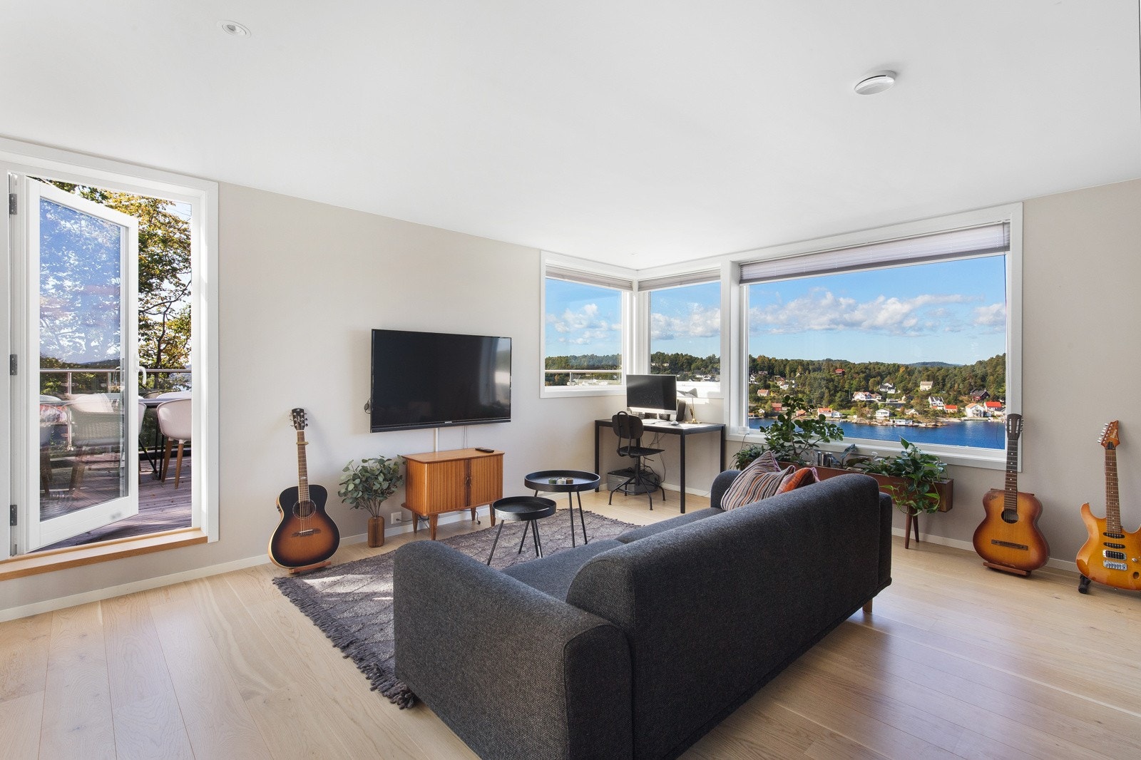 Rommet benyttes til loftsstue, egner seg like godt som hovedsoverom. Våkne opp til denne praktfulle utsikten! Galleribilde