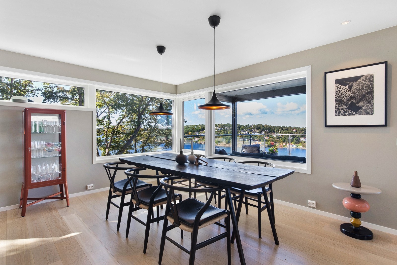 Dette er definitivt ett av de hyggeligste stedene å sitte i boligen, vannspeilet rett inn og godt med lys Galleribilde