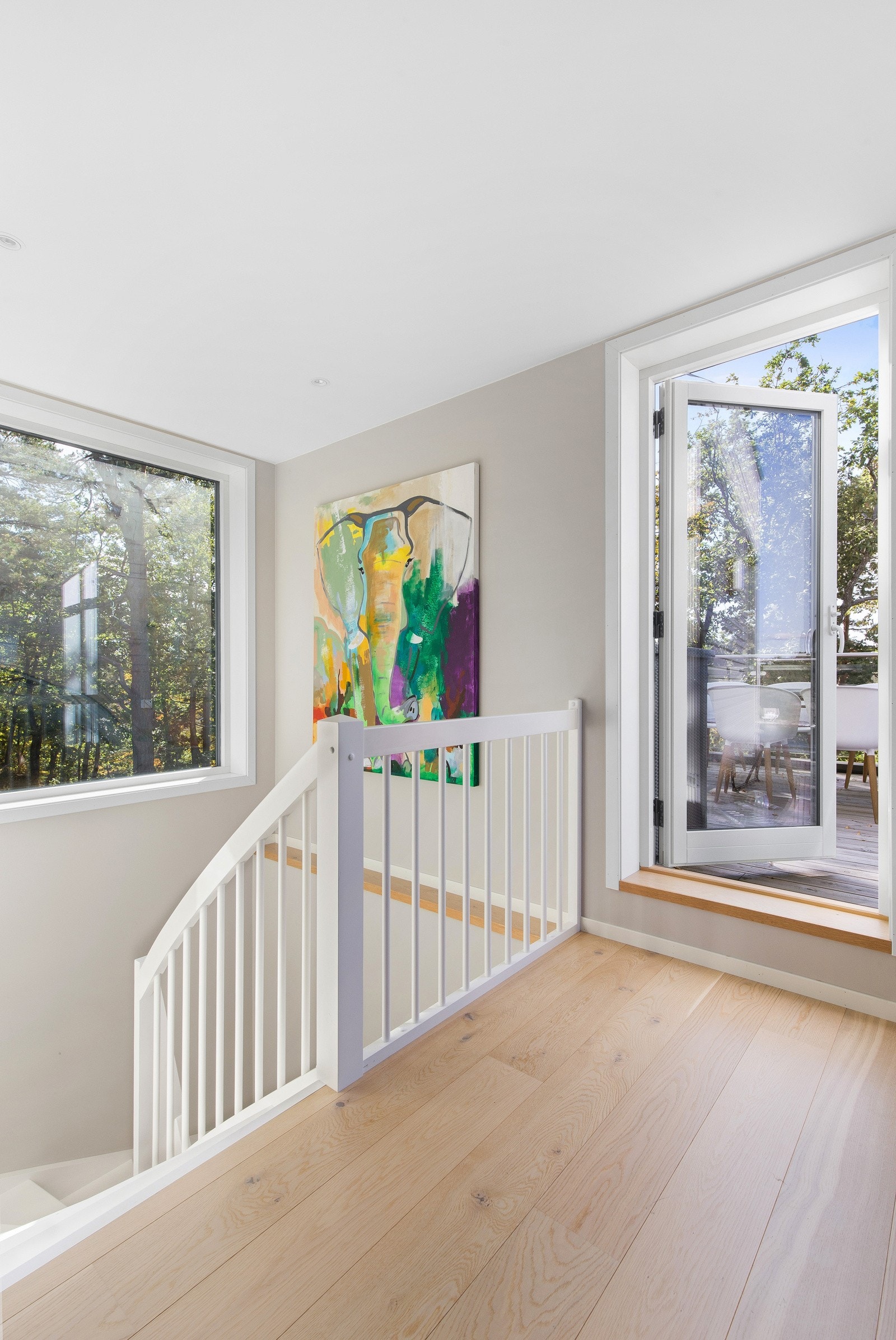 Her er man kommet opp i 3. etasje hvor det er dør direkte ut til veranda hvor man kan nyte morgensol Galleribilde