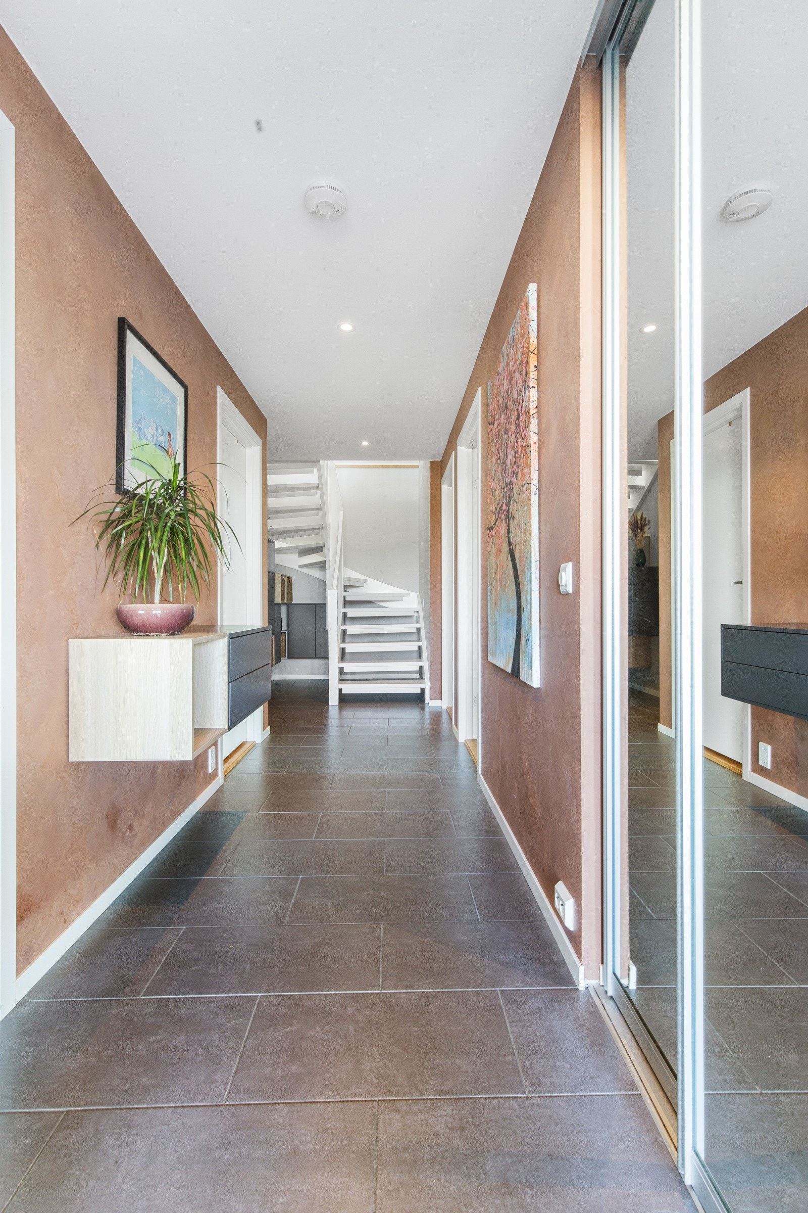 Skyvedørsgarderobe i speil ytterst i gangen Galleribilde