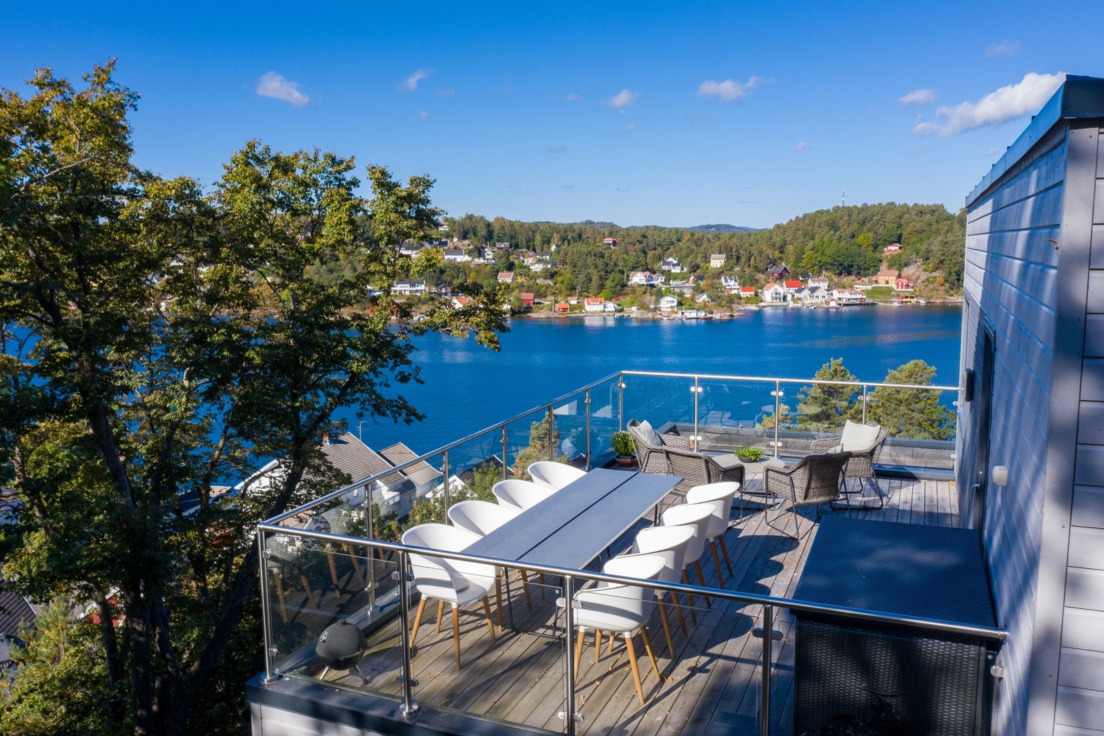 I 3. etasje er det nok en veranda hvor det er fantastisk utsikt samt sol fra morgen til sen kveld Galleribilde