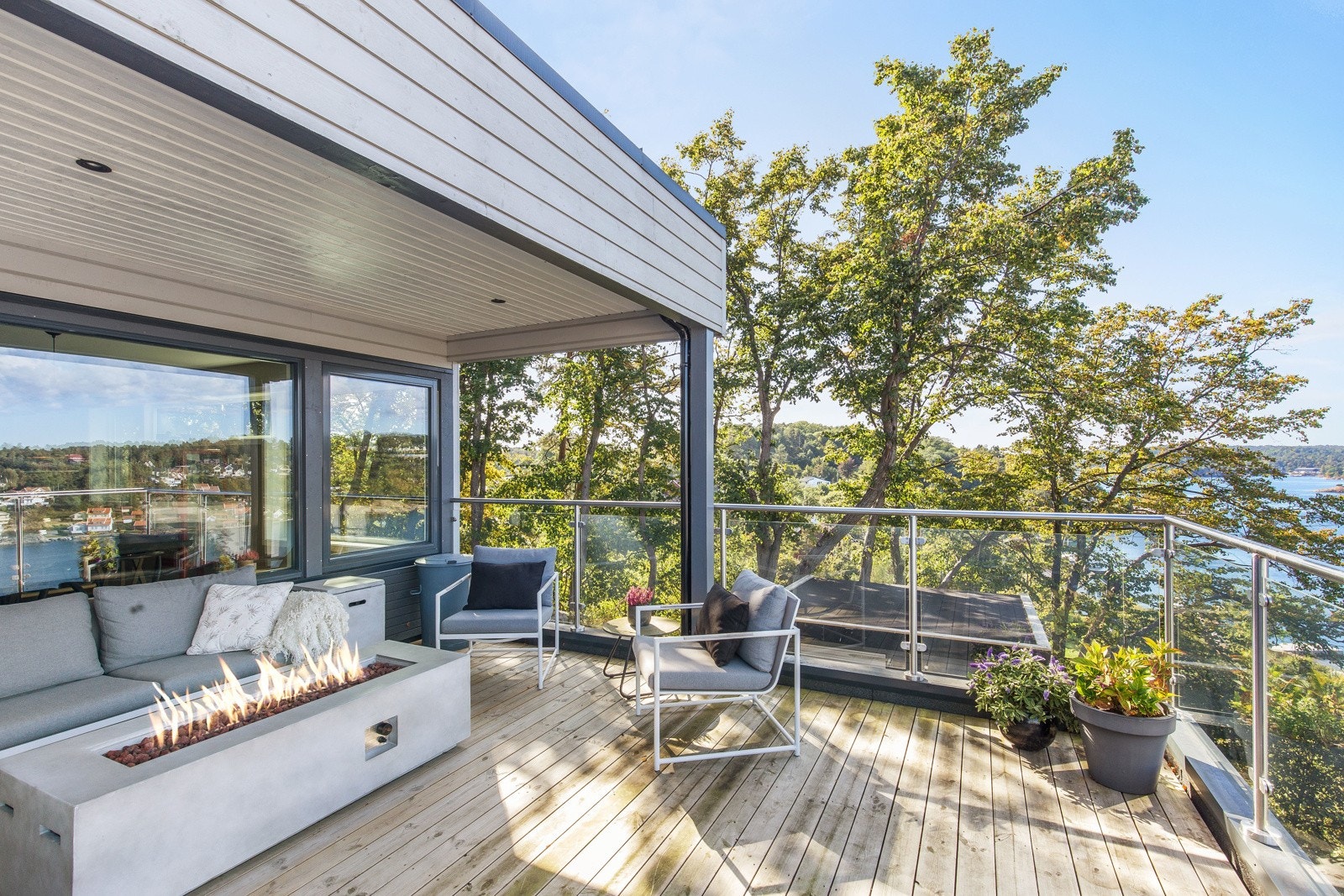 Stor veranda med nydelig sol og da særlig ettermiddag/kveldssol Galleribilde