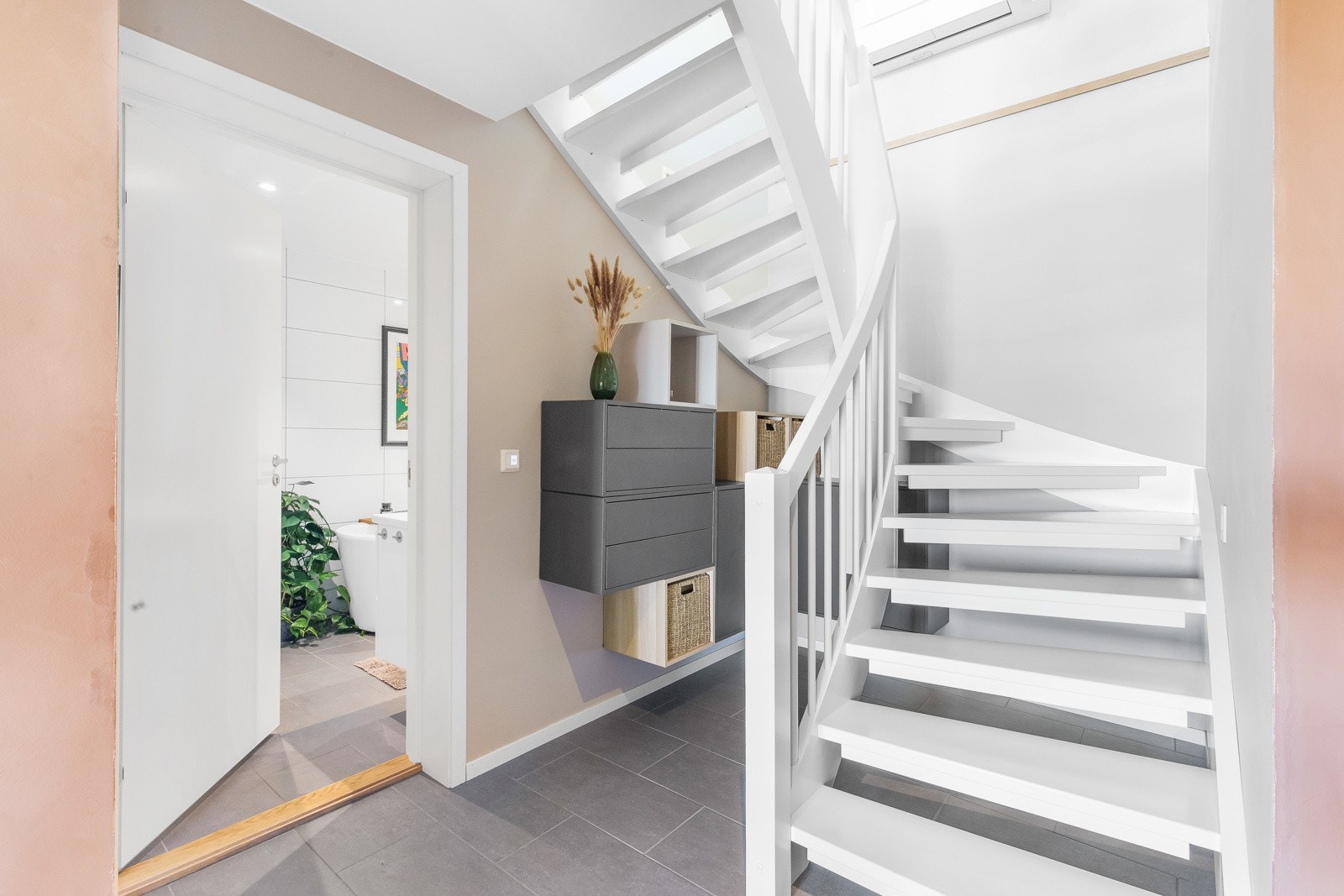 Gangen er bindeleddet for alle rom i denne etasjen og ender med trapp til 2. etasje Galleribilde