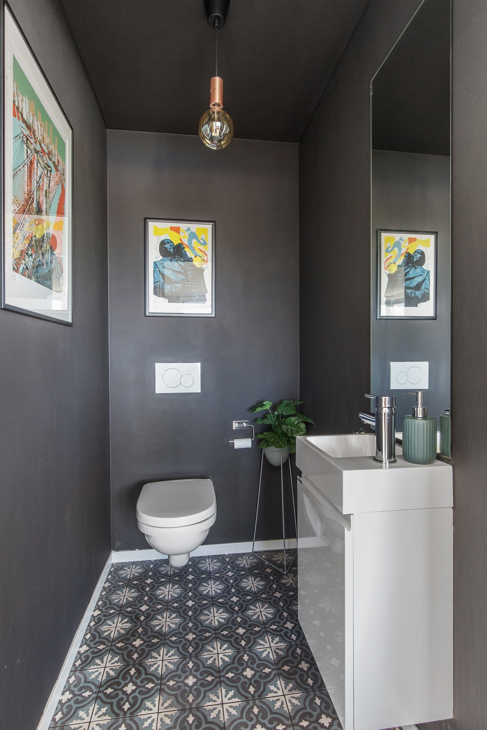 Toalettrom i 3. etasje med historiske fliser på gulv. Galleribilde