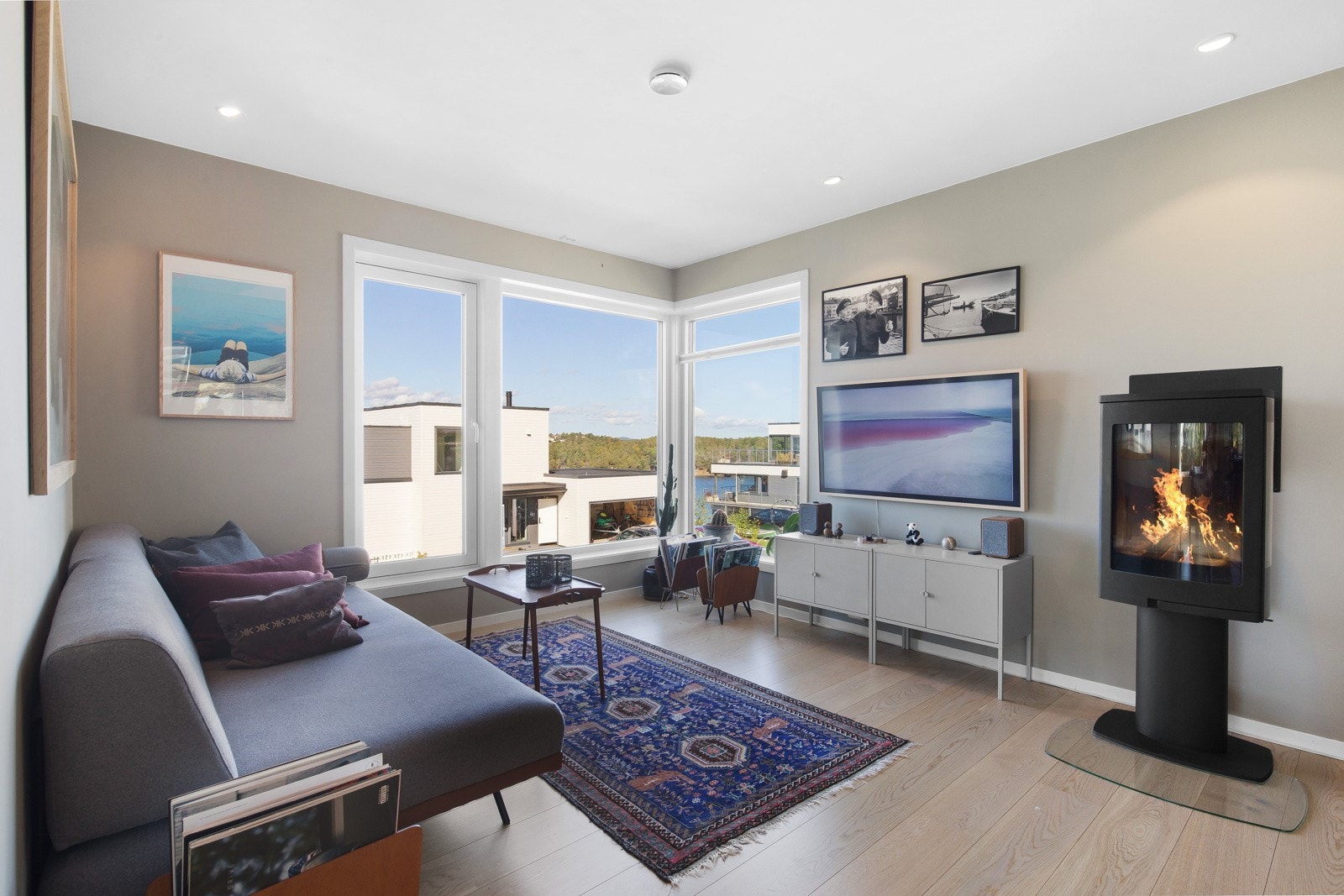 I tillegg til varmepumpe er det en pen peisovn som benyttes til kos eller ekstra kalde dager Galleribilde