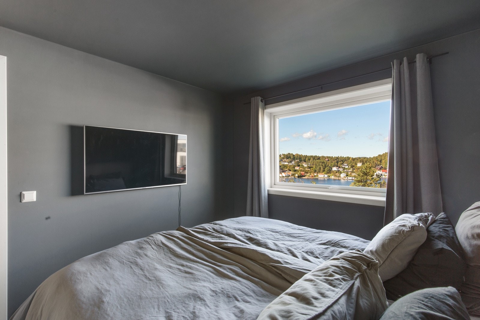 Fra hovedsoverommet får man sjø og vannspeil inn gjennom vindu Galleribilde