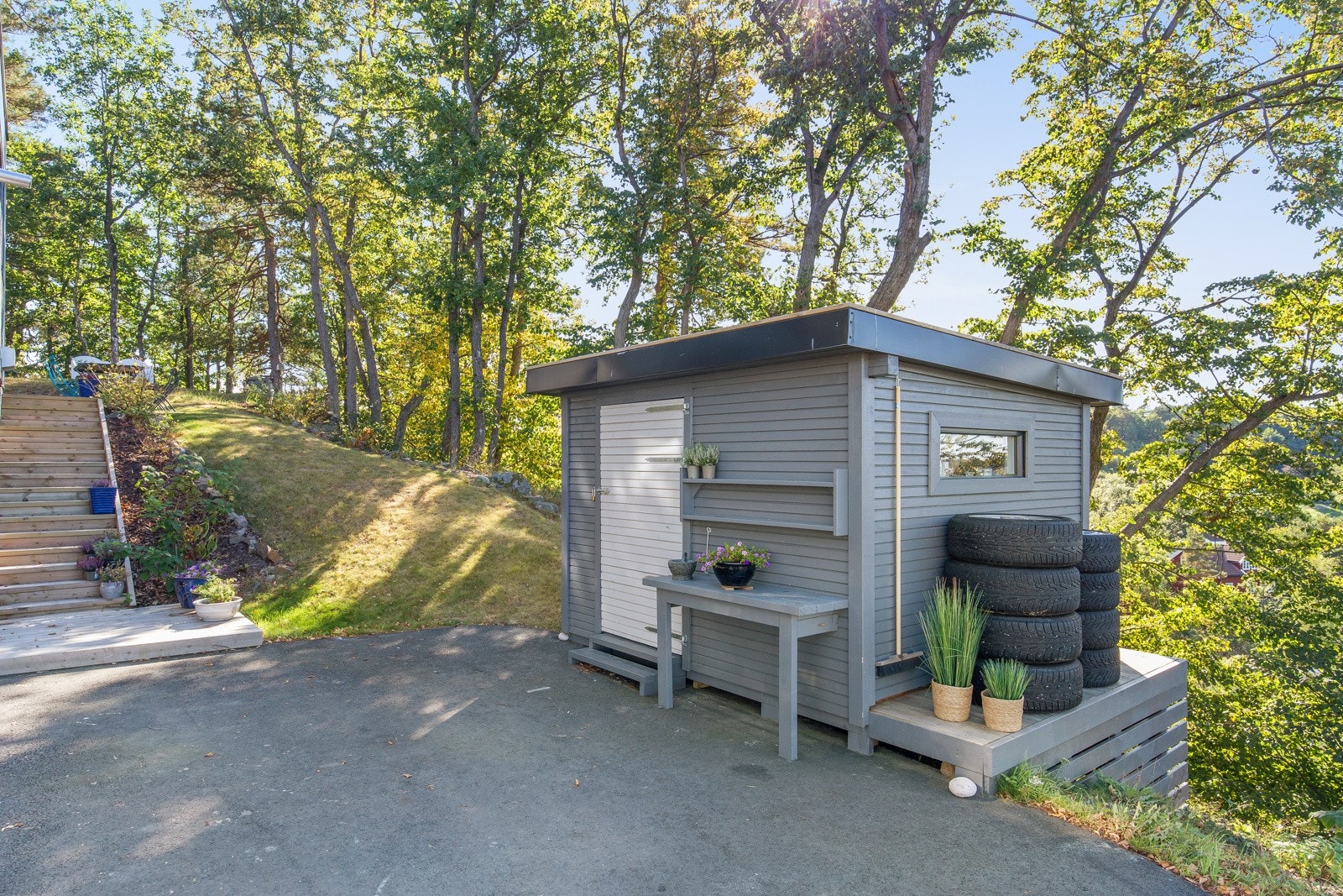 Asfaltert oppkjørsel med plass til flere biler på egen tomt Galleribilde