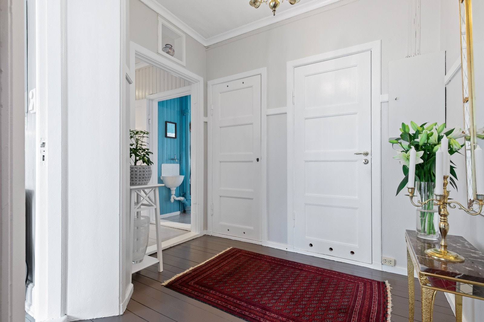 Man blir møtt av en romslig og fin entrè/gang som har plass til både opphengs- og garderobemøbler samt inngang til kott og toalettrom. Galleribilde