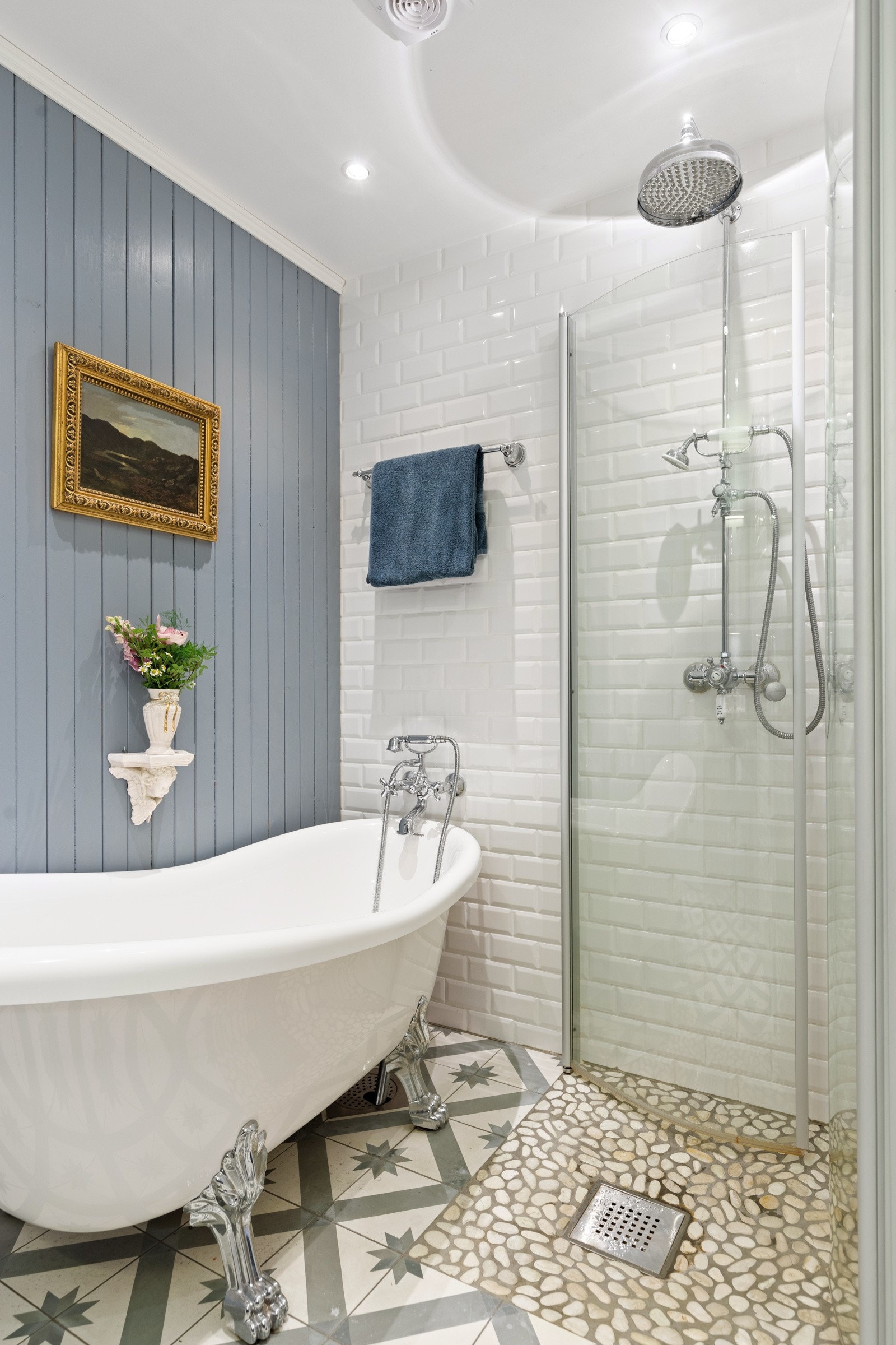 Det delikate badet har fliser på gulv med varmekabler og malt panel/fliser på vegger. Varmekabler i gulv for behagelig varme og downlights i himling for god belysning Galleribilde