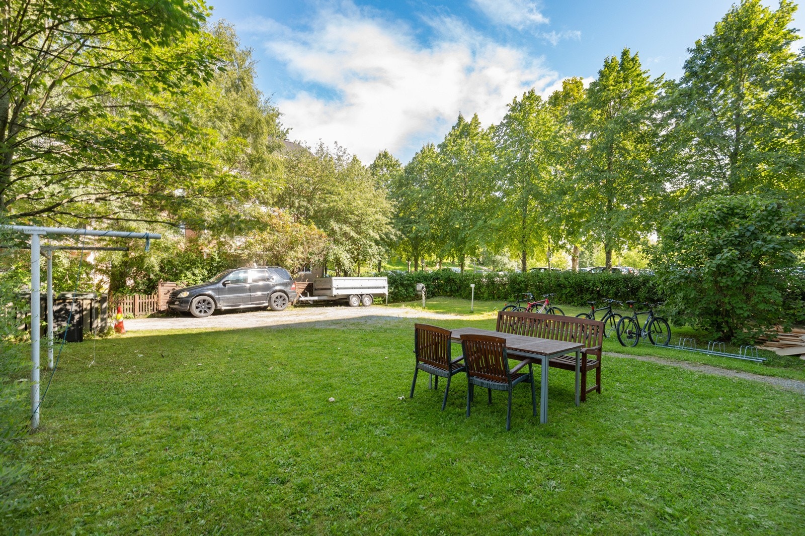 Aksjelaget har flotte uteområder som er opparbeidet med plen og parkeringsplassene er gruset. Her finnes også tørkestativ og utemøbler. Galleribilde