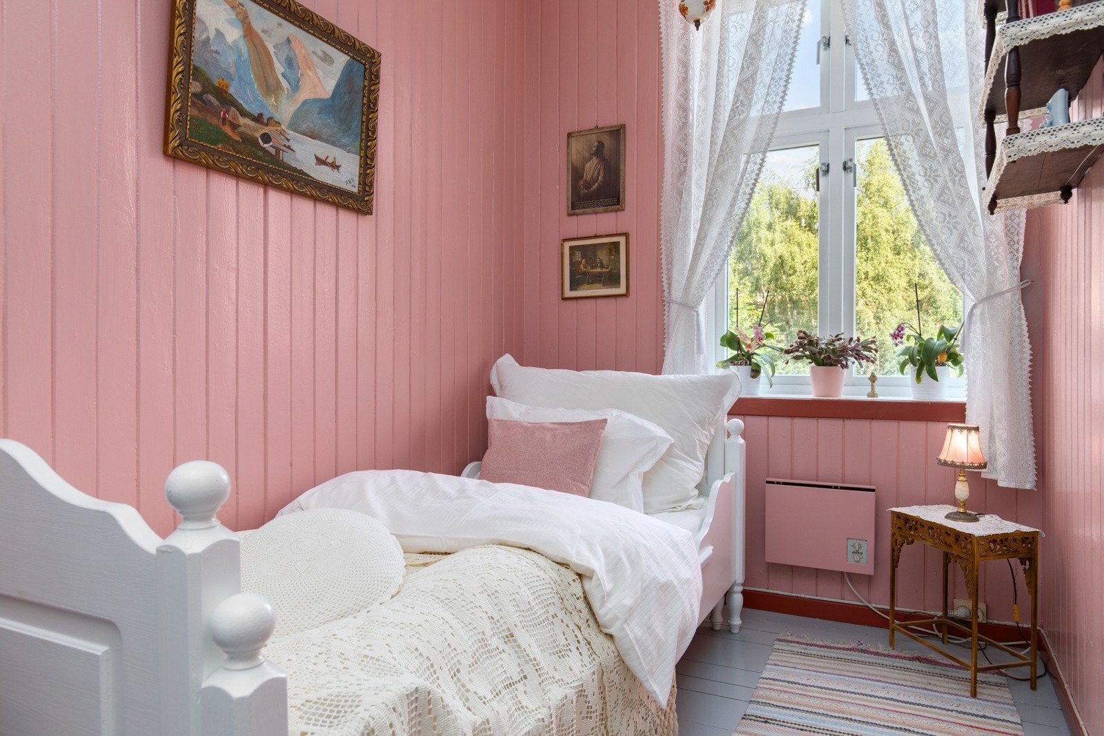 Det er i dag 2 soverom i leiligheten. Galleribilde