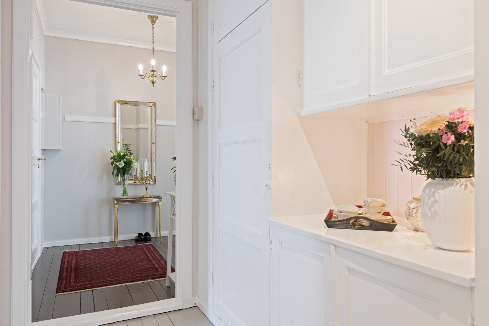 Rommet er malt i lyse farger og har praktiske plassbygde skap. Galleribilde