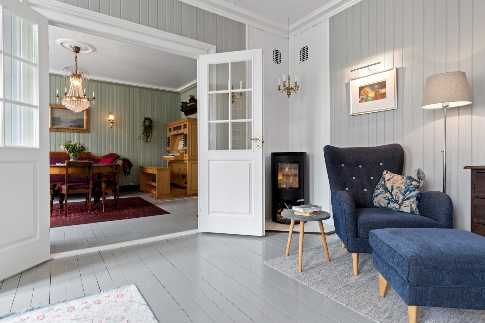 Legg merke til de flotte dørene som skiller stue og spisestuen samt vedovn som gir god varme på kalde dager. Galleribilde