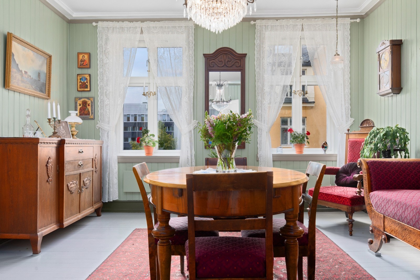 Rommet er klassisk innredet og har malt panel på gulv og vegger Galleribilde