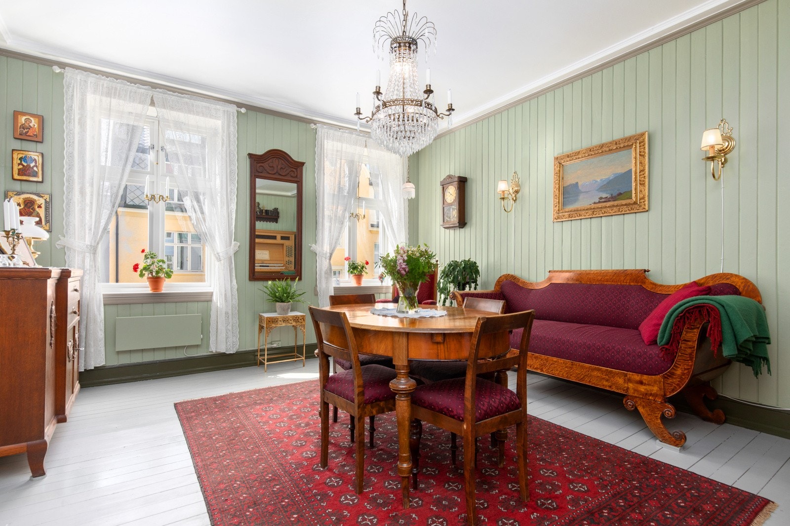 Spisestuen har et herskapelig preg med bla annet rosett i himling Galleribilde