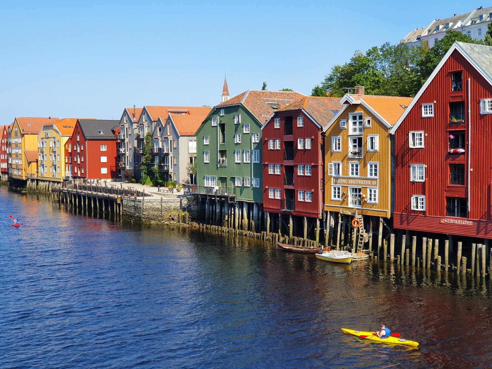 Vakre Nidelven med Bakklandet. Galleribilde