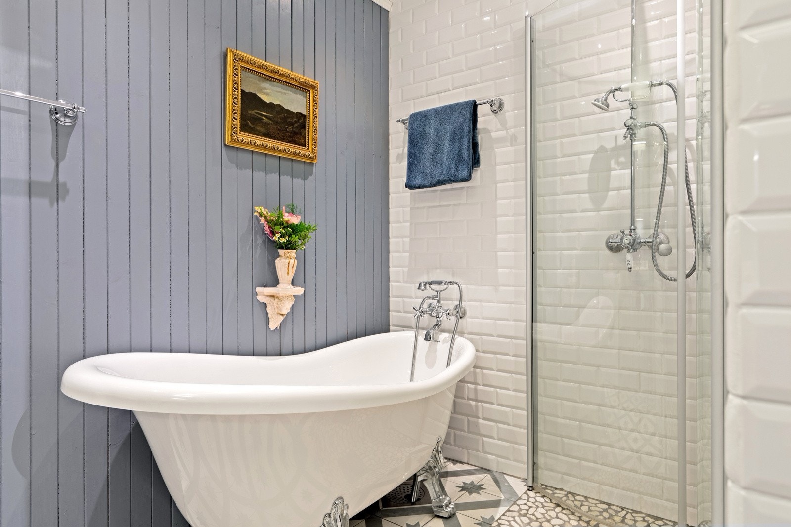 Pent flislagt baderom fra 2015 i en klassisk stil. Galleribilde