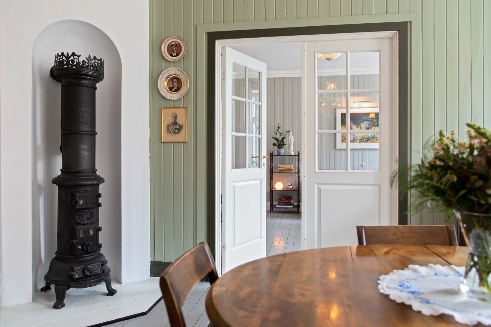 Vakker vedovn av eldre årgang som kler leiligheten Galleribilde