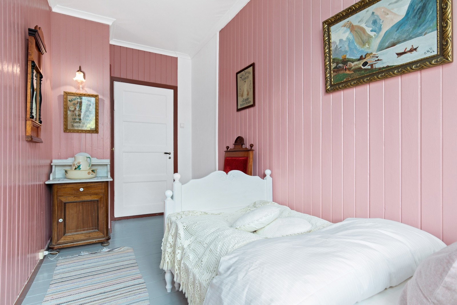 Det minste soverommet er på 9 kvm. og har god plass til seng og garderobeløsning. Galleribilde