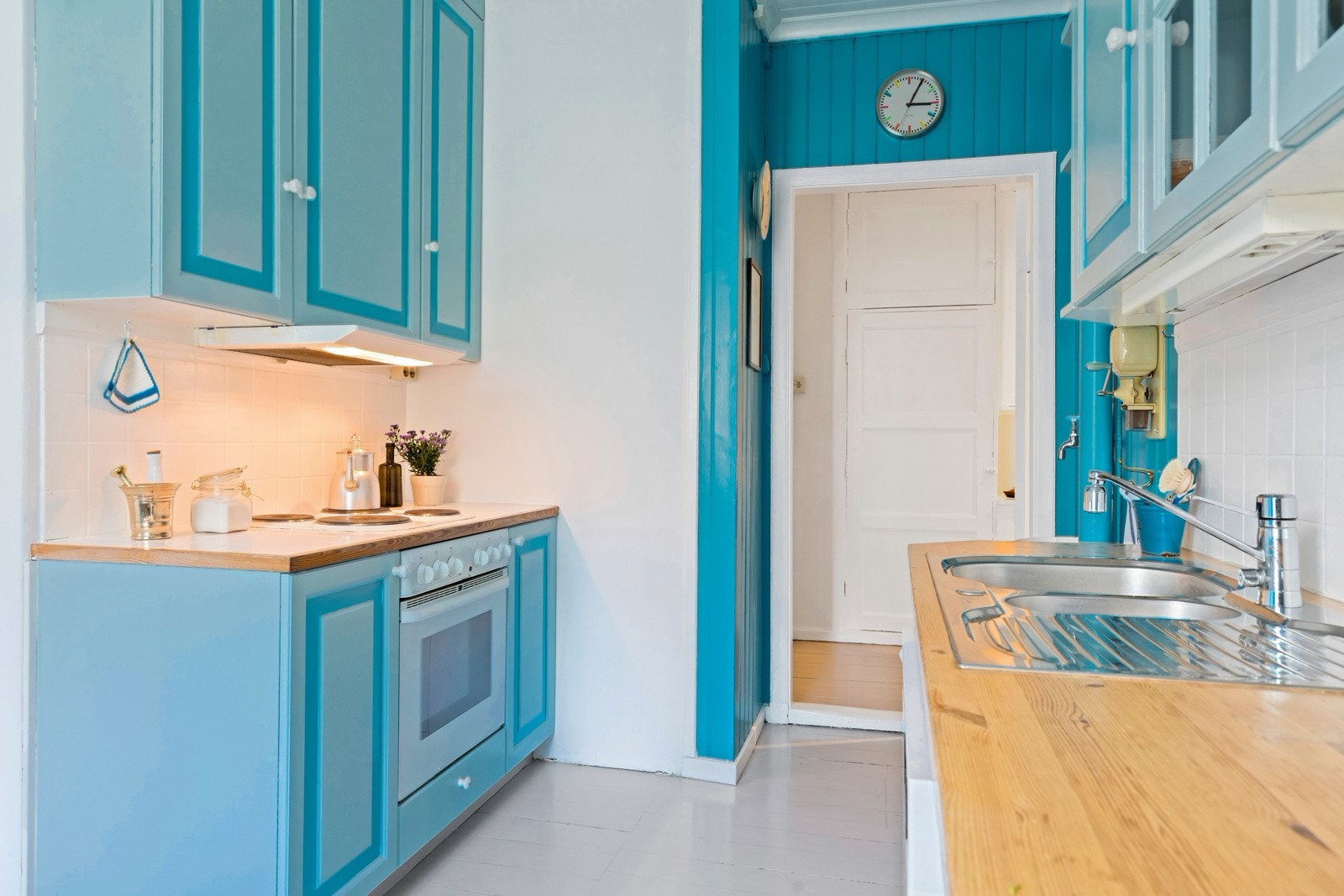 Hvitevarer slik som: platetopp, stekovn, oppvaskmaskin og kjøle-/fryseskap medfølger handelen. Galleribilde