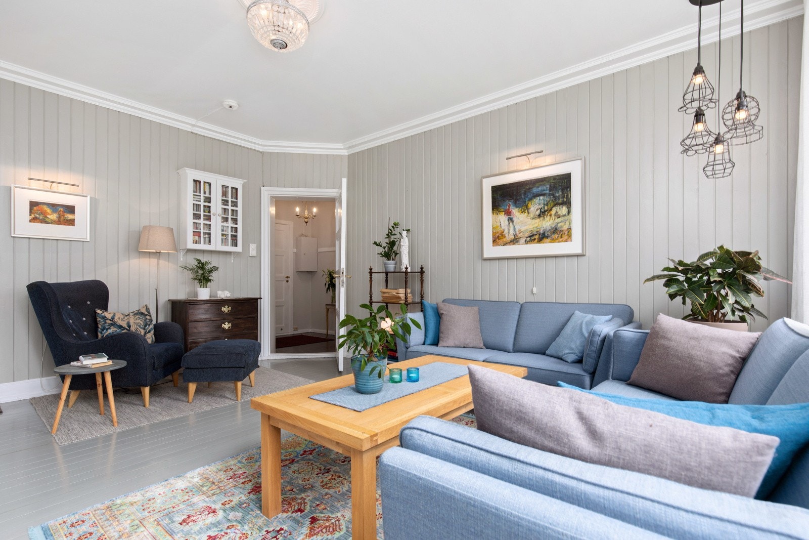 Stuen er på 20 kvm og har god plass for sofagruppe, godstoler og øvrig møblement. Galleribilde