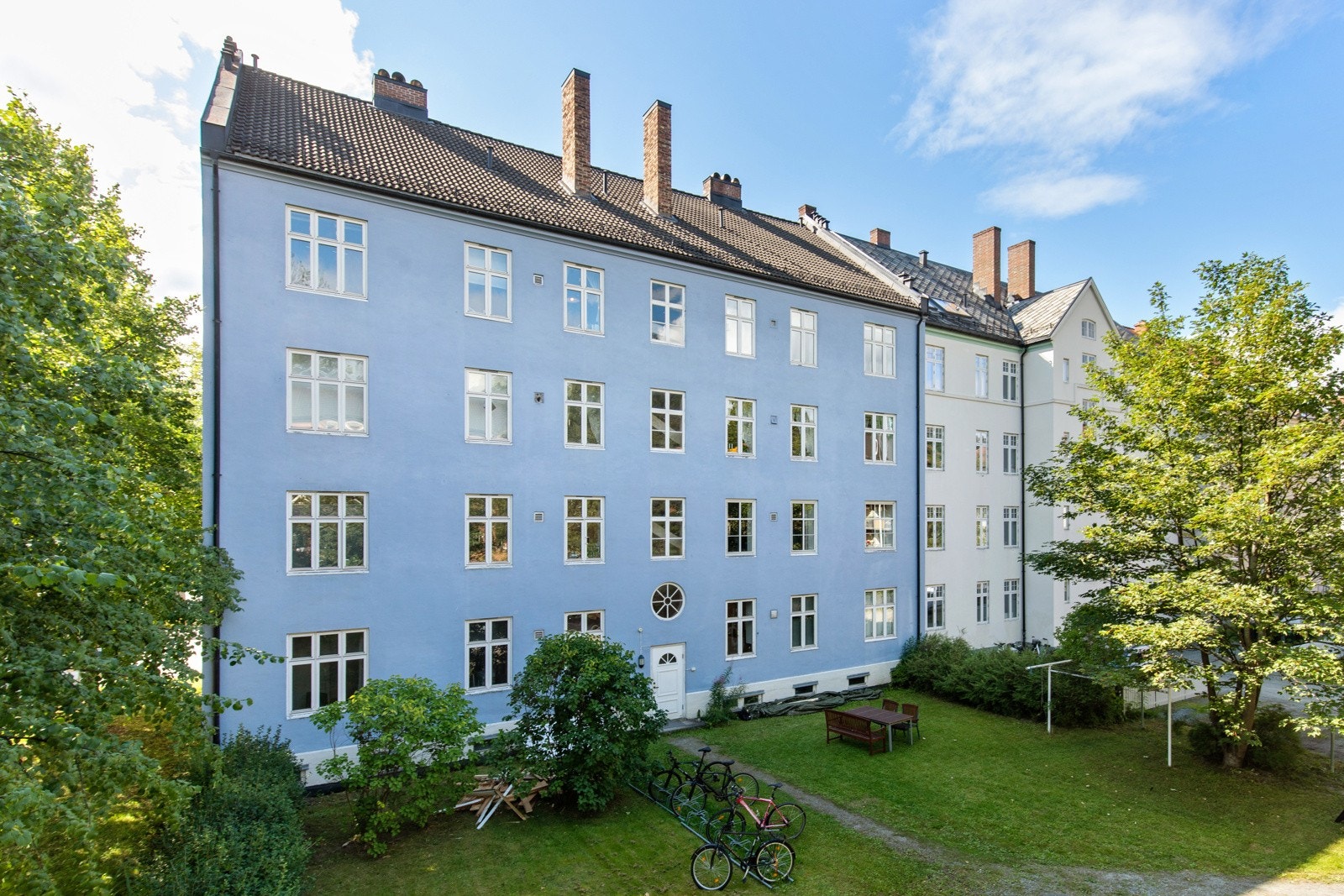 Fasade bakgård. Leiligheten ligger i 3. etasje og aksjelaget har 7 biloppstillingsplasser og sykkelparkering. Galleribilde