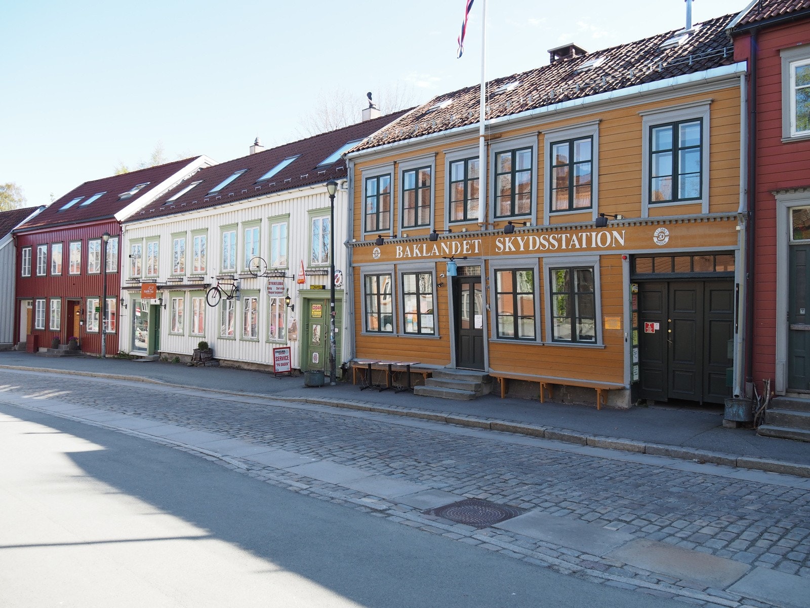 Koselige Bakklandet med sjarmerende restauranter og hus samt trivelige gater. Galleribilde