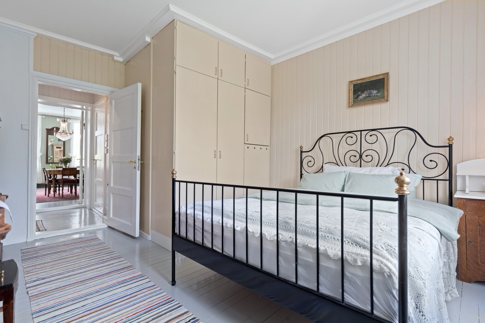 Soverommet har god plass til dobbeltseng og her er det godt med garderobeskap. Begge soverommene vender ut mot den stille bakgården. Galleribilde