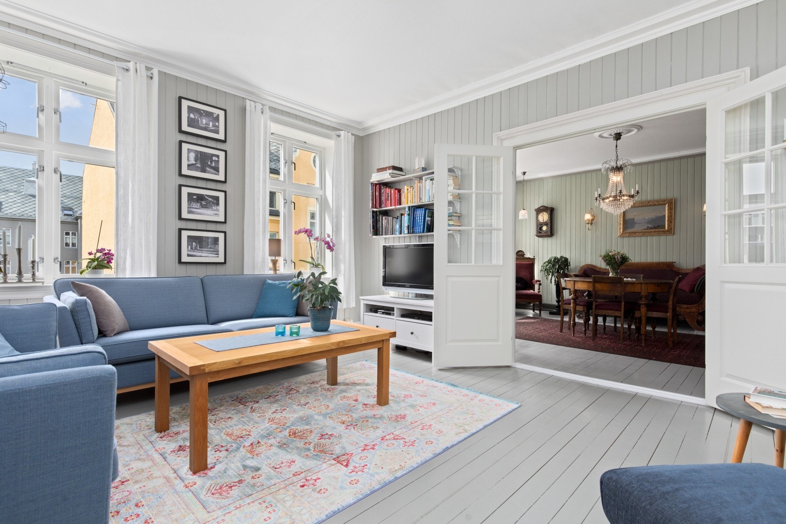 Stuen har sjarm, særpreg, dype vinduskarmer, god takhøyde og godt med innlys fra store vindusflater som gir en god atmosfære. Galleribilde