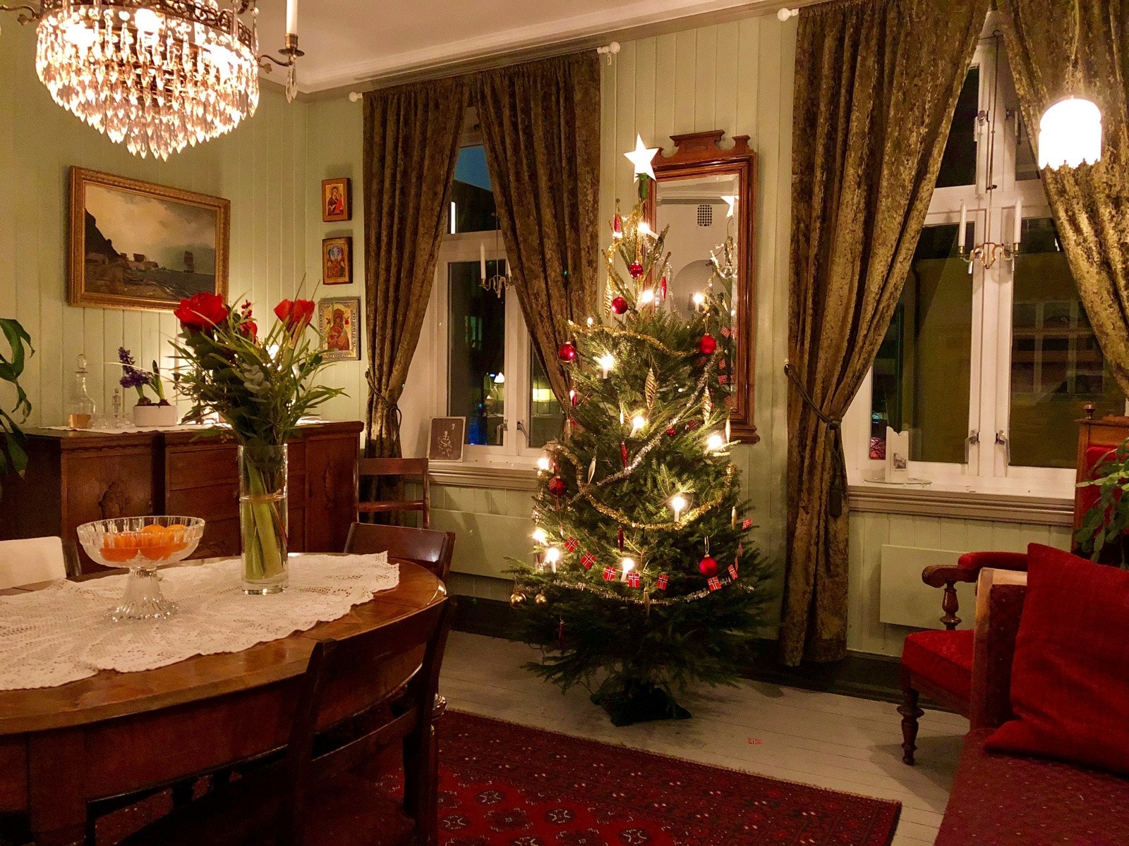 Selgers egne bilder med julestemning i stua. Galleribilde