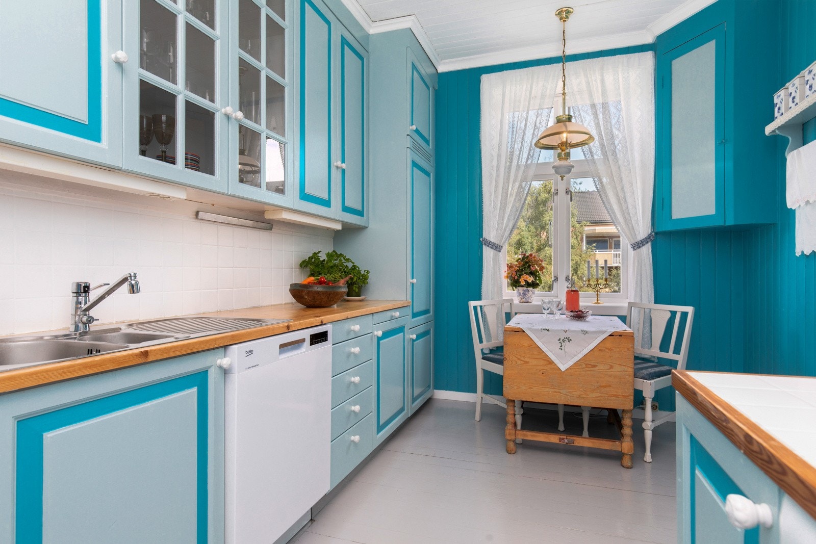 På kjøkkenet er det plass til et koselig spisebord hvor du kan nyte utsikten mot bakgården Galleribilde