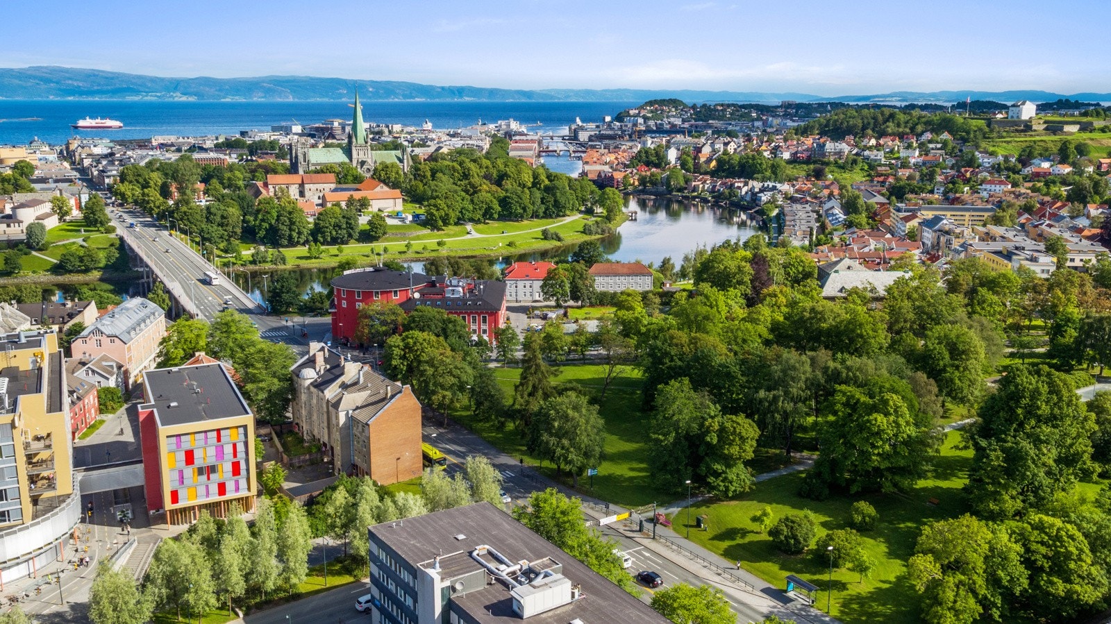 Dronebilde over byen, Nidelva og Samfundet. Galleribilde
