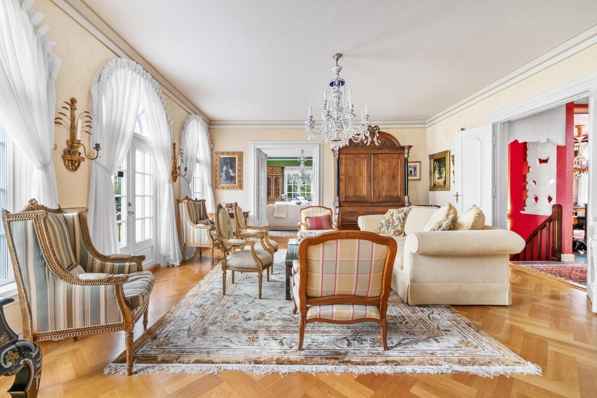 Fra hovedstuen i 1.etg. med utgang til hage Galleribilde