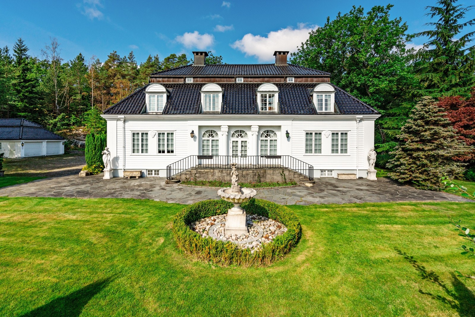 Boligen fra 1918 med flott hage utenfor Galleribilde