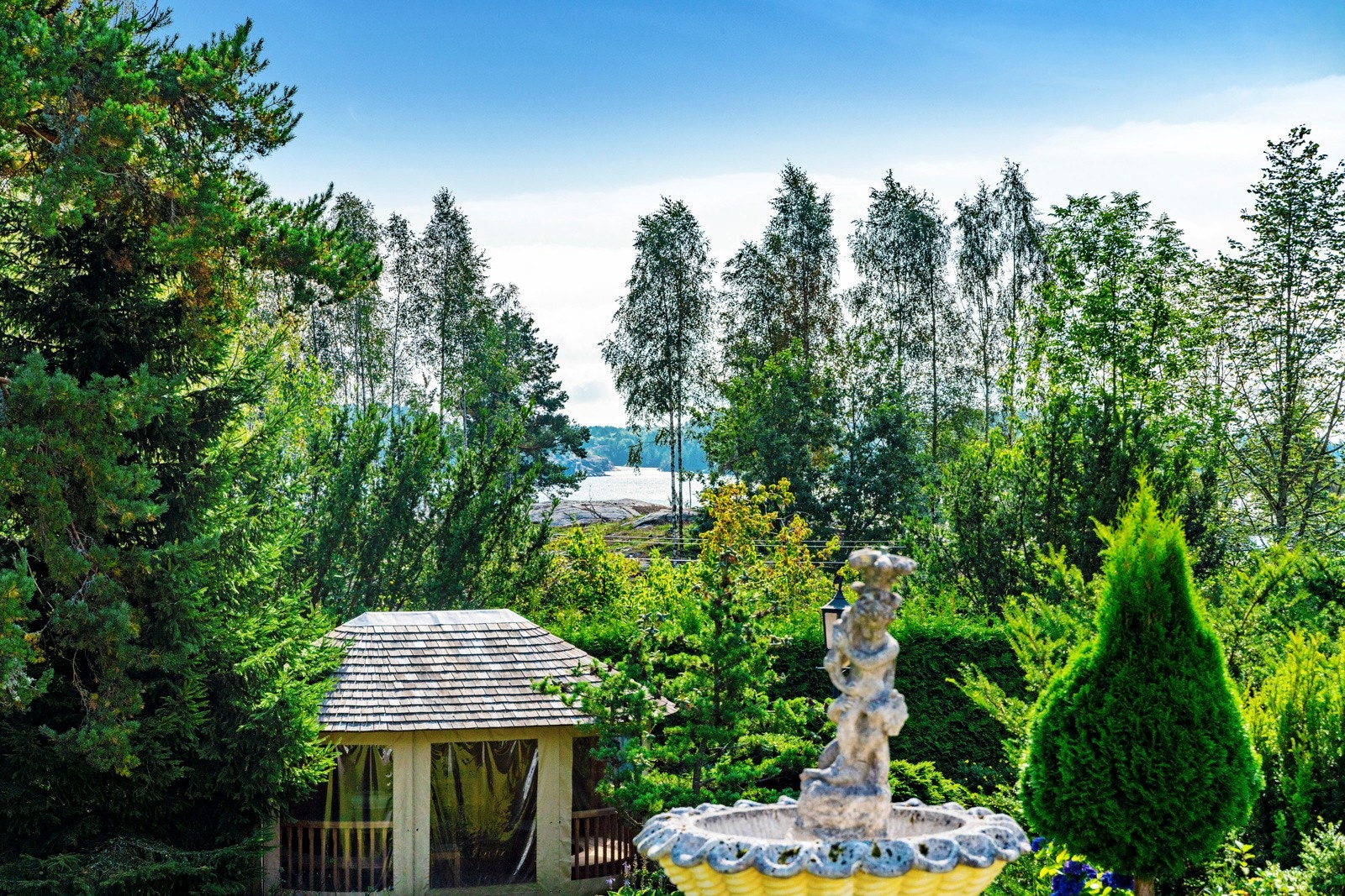 Litt sjøutsikt fra huset og tomten - mot Kaldvellfjorden Galleribilde