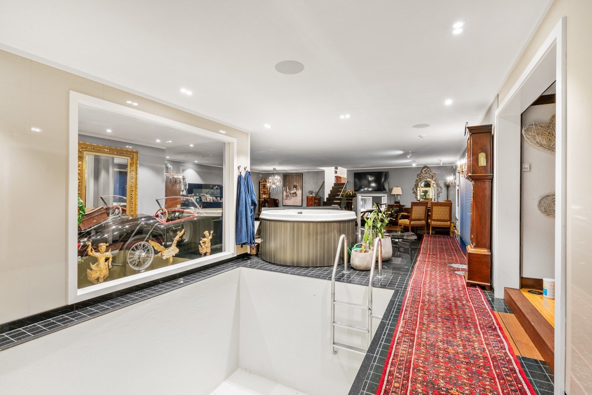 Svømmebasseng og Jacuzzi utenfor spaavdelingen i annekset Galleribilde